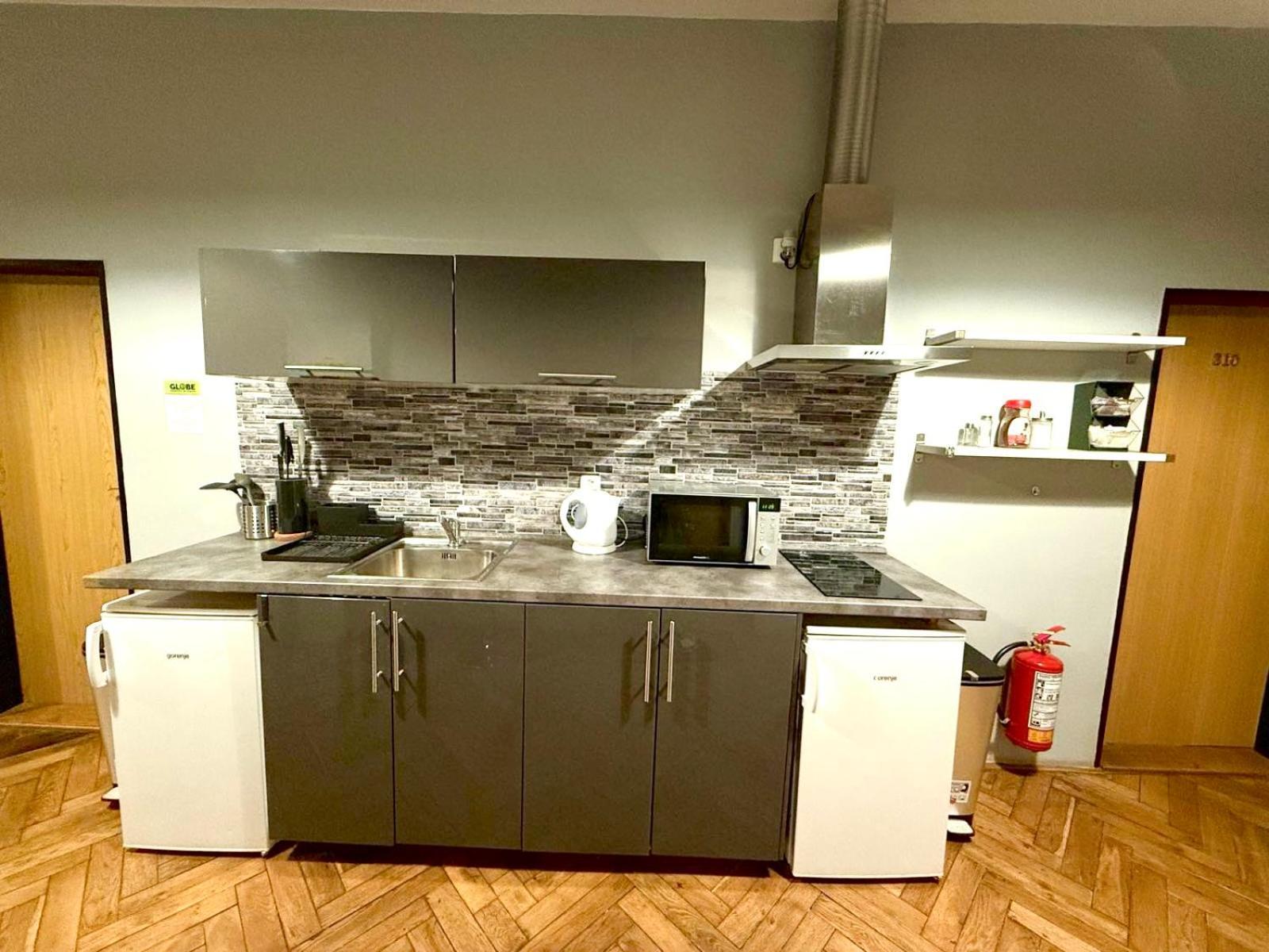 Globe Hostel Prague Adults Only Экстерьер фото